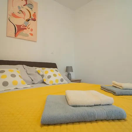 Laurel Apartment *