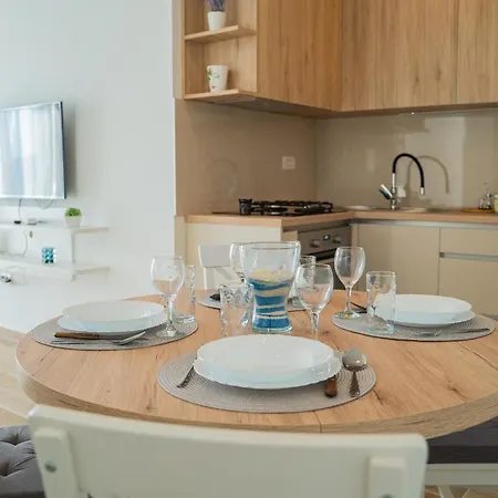 Laurel Apartment *
