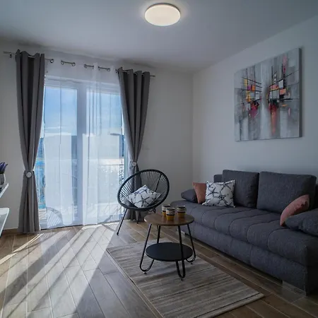 Laurel Apartment *