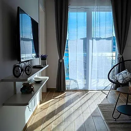 Laurel Apartment *
